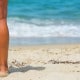 Schöne Beine am Strand von Sardinien.